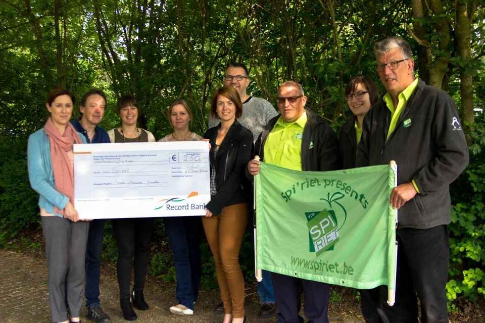 Overhandiging cheque Spi'riet aan Fonds van Kansarmoede