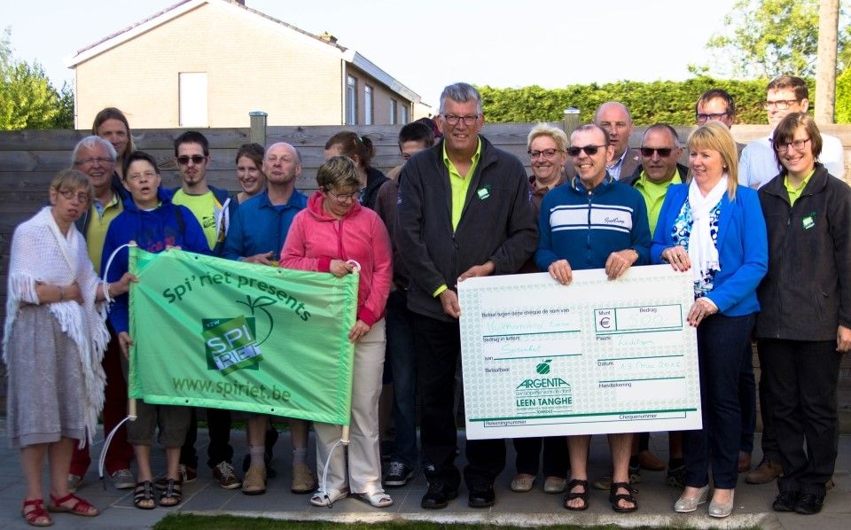 Overhandiging cheque Spi'riet aan Oranje